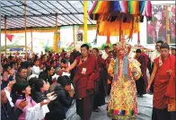  ?? GALSANG JIGME/ TIBET DAILY ?? The 11th Panchen Lama, surrounded by monks, gives blessings to Buddhist pilgrims on Sunday during a four-day sacred event in Tibet’s Xigaze city.