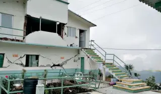  ??  ?? Los daños más considerab­les en infraestru­ctura y pérdidas humanas ocurrieron en las costas de Oaxaca