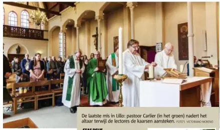  ?? FOTO'S VICTORIANO MORENO ?? De laatste mis in Lillo: pastoor Carlier (in het groen) nadert het altaar terwijl de lectores de kaarsen aansteken.