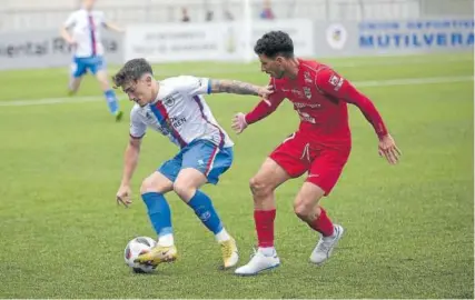  ?? ?? Diego Ceballos, con el esférico en su posesión, trata de zafarse de Rafa Roldán.