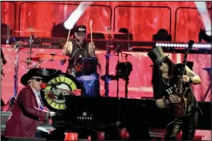  ?? ?? Axl Rose, Frank Ferrer i Slash