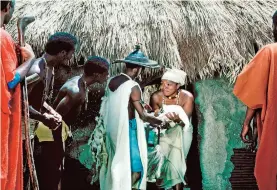 ??  ?? PERFORMER Angelou optrådte i en TV-serie i 1977, der var baseret på Alex Haleys roman Roots (th.), som var en historie om slaveri og frihed.
BESTSELLER Angelou med sine memoirer fra 1969 (modsat). Hun fortalte, at hun isaer skrev om morgenen.