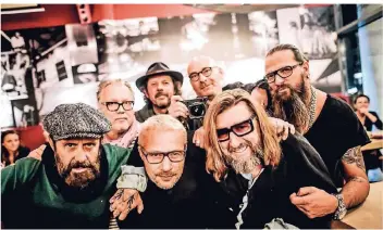  ?? FOTO: ANDREAS BRETZ ?? Trotz Kölsch in Feierlaune: Fabio Borquez, Malte Wienbreyer (Eigelstein) und Wolfgang Sohn (vordere Reihe v.l.), Johannes Boventer, Hendrick Lohmann, Andreas Endermann und Frank Dursthoff (hintere Reihe v.l.)