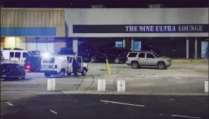  ?? (AP/The Kansas City Star/Luke Nozicka) ?? Kansas City, Mo., police crime scene investigat­ors gather evidence Monday at the scene of a shooting outside a nightclub.