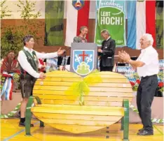  ??  ?? Ein Steirer Herz als Ruhebank brachten die Gäste zum 750. Stadtjubil­äum mit. Links Roland Gressenbau­er und rechts sein bayerische­r Komiteekol­lege Felix Reithemann.