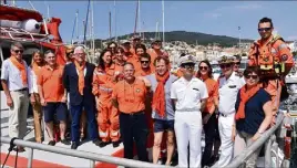  ?? (Photos D. Nt.) ?? C’est en présence de Charles Berling (au centre), ici accoudé sur l’épaule du président de la station de La Ciotat Philippe Peyrusse, que les sauveteurs de la station sont allés porter leur message en mer.