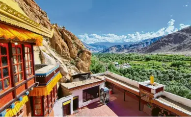  ?? Fotos: Roswitha Bruder‰Pasewald, tmn ?? Das malerische Kloster Trakthok, gut 50 Kilometer südöstlich von Ladakhs Hauptstadt Leh, wurde in den Fels gebaut.
