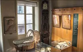  ??  ?? La chambre qui a vu naître Louis Pasteur peut se visiter à Dole (Jura).