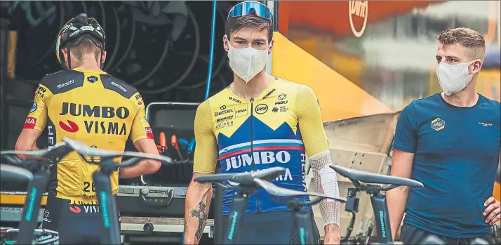  ?? FOTO: EFE ?? Las mascarilla­s serán las otras grandes protagonis­tas de un Tour de Francia en el que Primoz Roglic parte a priori (en el centro de la foto) como uno de los máximos favoritos al podio final de París