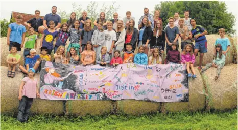  ?? FOTO: LUKAS VESER ?? 30 Kinder und 13 Betreuer waren bei der Ferienfrei­zeit auf dem Jägerhof in Ehingen dabei.