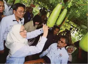  ?? PIC BY EIZAIRI SHAMSUDIN ?? Deputy Prime Minister Datuk Seri Dr Wan Azizah Wan Ismail at the Malaysian Agricultur­e, Horticultu­re and Agro-Tourism Exhibition 2018 in Serdang yesterday.