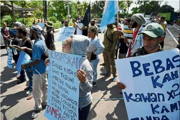  ??  ?? ‘Free them’: Papuan demonstrat­ors calling for the release of eight compatriot­s detained on Sept 1 in Jakarta in Denpasar, Bali. — AFP