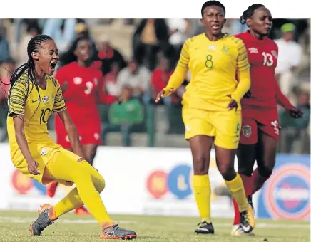  ?? / GALLO IMAGES / RICHARD HUGGARD ?? SA’s hat-trick heroine Linda Motlhalo lets out an emotion as teammate Khanya Xesi looks on during the Cosafa Championsh­ip match against Malawi at Wolfson Stadium.