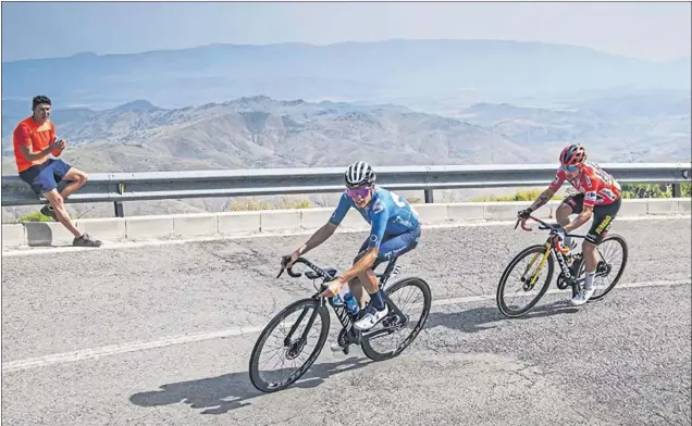  ??  ?? Enric Mas rueda con Primoz Roglic a su espalda después de lanzar el ataque que soltó a todos sus rivales menos al maillot rojo en el Alto de Velefique.