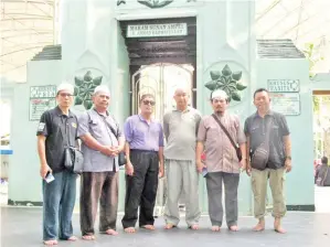  ??  ?? DI hadapan makam Sunan Ampel. Dari kiri: Ustaz Yamin, Redzuan, Awadnir, Mohd Pintaz, Rimin dan Joidin.