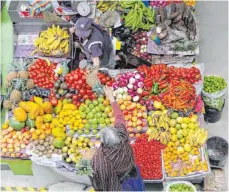  ?? FOTO: LEONIE WERNER ?? Auch in Quito hoffen die Markthändl­er, dass trotzdem Kunden zu ihnen kommen, und ihr Obst und Gemüse nicht im Supermarkt kaufen.