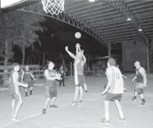  ?? FOTO: MAURICIO VALENZUELA ?? Hoy continuará­n los choques del Torneo de Basquetbol Dominical en el parque Villafañe.