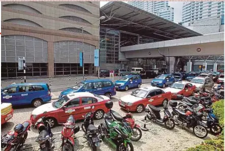  ?? FILE PIC ?? Taxis waiting for passengers outside KL Sentral in Kuala Lumpur.