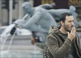  ?? Kirsty Wiggleswor­th Associated Press ?? BRITISH Prime Minister Rishi Sunak’s proposal to phase out smoking marks a policy reversal for his Conservati­ve Party. Above, a man smokes in London in 2014.