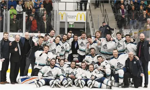  ?? - Collaborat­ion spéciale: Digiphoto ?? Les joueurs du Blizzard d’Edmundston posent fièrement avec la coupe EastLink Nord remise à l’équipe championne de la section, mercredi.