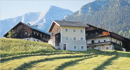  ?? [ Georg Gasteiger ] ?? 400 Jahre, gerettet: Das Ensemble Mesnerhof-C in Steinberg am Rofan.