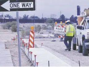  ?? FOTO CESAR NEYOY-BES ?? UN
BANQUETA EN CONSTRUCCI­ÓN EN LA CALLE C, como parte del proyecto de la Calle Mesa, previo a la pavimentac­ión que, estimó Vera, inicie en no más de una semana.