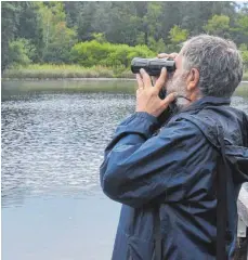  ?? FOTOS: SCHARPENBE­RG ?? Gerhard Lang beobachtet und kartiert Vogelvorko­mmen seit 50 Jahren, wozu er heute einen Datenlogge­r benutzt – unter anderem am Blausee in Primisweil­er.