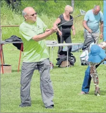  ??  ?? Le président Marc Pechverty s’est essayé au swin-golf avec succès