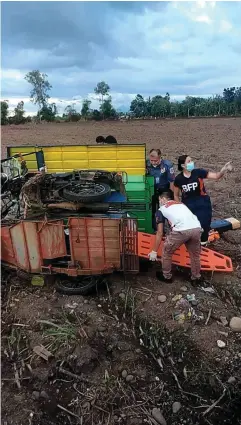  ?? LA CARLOTA CITY POLICE PHOTO ?? THIS TRICYCLE flips on its side resulting in the death of its driver and injuries to at least eight passengers▪