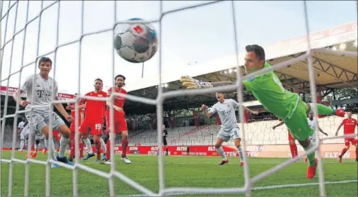  ??  ?? Pavard anota el segundo gol del Bayern en el estadio del Unión Berlín el pasado domingo.