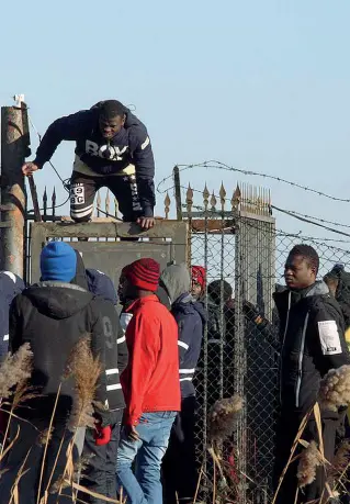  ??  ?? Le proteste Una manifestaz­ione dei profughi a Cona contro le condizioni di vita alle quali erano costretti all’interno dell’hub veneziano Le tensioni Una delle innumerevo­li proteste dei profughi a Cona