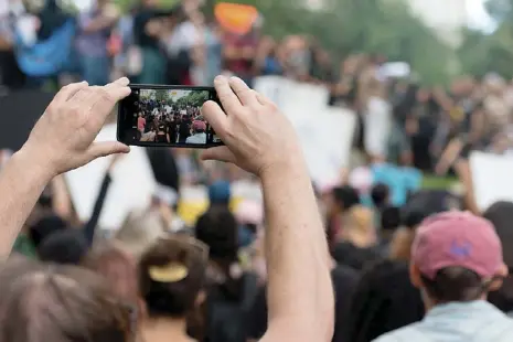  ??  ?? The interplay between the growing availabili­ty of digital communicat­ion platforms and Filipinos’ penchant for joining online discussion­s that has given rise to the phenomenon called ‘citizen journalism.’