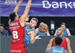  ??  ?? JJ Barea pasa a Ángel Delgado ante la defensa de Elias Harris.