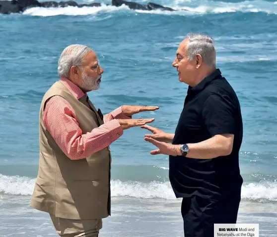  ??  ?? BIG WAVE Modi and Netanyahu at the Olga beach, July 6, 2017