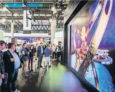  ?? CcEBR a aREcEel ?? Visitants de l’ISE mirant la pantalla The Wall de Samsung: 220 polzades de micro LED