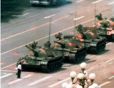  ?? JEFF WIDENER/AP ?? This 1989 photo of a man blocking tanks in Tiananmen Square was briefly unavailabl­e on Bing.