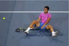  ?? AL BELLO / AFP ?? Carlos Alcaraz à terre à Miami, terrassé par Grigor Dimitrov.