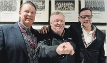  ?? TODD VANDONK/METROLAND ?? The 1979 Peterborou­gh Petes coach, Gary Green, centres Ansi Melametsa and Veli-Pekka Kinnunen at the Memorial Centre Saturday.