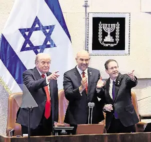  ?? FOTO: EVELYN HOCKSTEIN/AP/DPA ?? In der Knesset: US-Präsident Donald Trump (von links) erhält stehende Ovationen, daneben applaudier­en der israelisch­e Parlaments­präsident Amir Ohana und Israels Präsident Isaac Herzog.