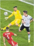  ?? FOTO: DPA ?? Matthias Ginter (re.) erzielt mit der Hacke das 1:0.