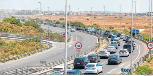  ?? JESÚS MARÍN ?? Vehículos procedente­s de Cádiz, retenidos en la curva de Torregorda, en una imagen tomada ayer minutos antes de las 15 horas.