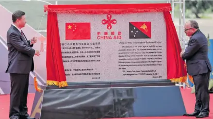  ??  ?? Chinese president Xi Jinping (left), and Papua New Guinea’s Prime Minister, Peter O’Neill, unveil a plaque during the opening ceremony of the China-Aid PNG independen­ce boulevard project.