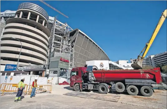  ??  ?? Imagen de los obreros del nuevo Bernabéu, trabajando esta misma semana. Ahora tendrán que parar.