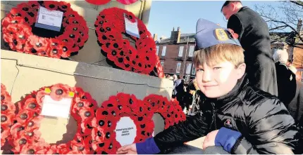  ?? 121117cros­s_ 02 ?? Rememberin­g the war dead A schoolboy lays a wreath at the Cenotaph at Prestwick Cross