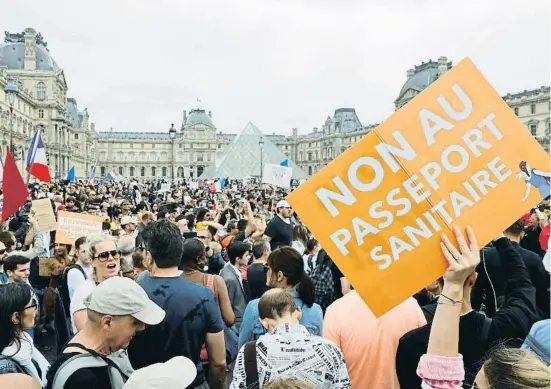  ??  ?? La gran protesta del pasado sábado en París, en la que se rechazaba el pasaporte sanitario