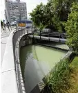  ?? Foto: Wyszengrad ?? Der Abzweig zum Herrenbach an der Friedberge­r Straße: Hier herrscht für Schwimmer derzeit Lebensgefa­hr, weil ein Wehr geschlosse­n ist.