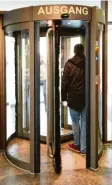  ?? Foto: Bernhard Weizenegge­r ?? Ein 23-Jähriger versuchte am Montag, aus dem Amtsgerich­t Günzburg zu fliehen. Die Flucht endete aber an der verschloss­enen Glastüre des Eingangsbe­reichs.