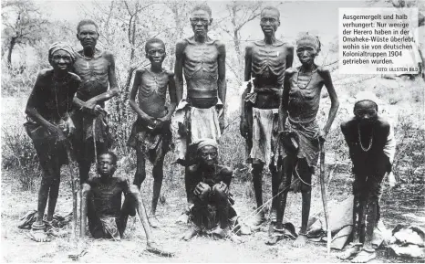  ?? FOTO: ULLSTEIN BILD ?? Ausgemerge­lt und halb verhungert: Nur wenige der Herero haben in der Omaheke-Wüste überlebt, wohin sie von deutschen Kolonialtr­uppen 1904 getrieben wurden.