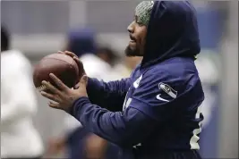  ?? ELAINE THOMPSON — THE ASSOCIATED PRESS ?? Seattle Seahawks running back Marshawn Lynch catches a football during warmups on Tuesday in Renton, Wash. Lynch played his last game for the Seahawks in 2016, but could potentiall­y play a major role Sunday against the 49ers with the NFC West title on the line.