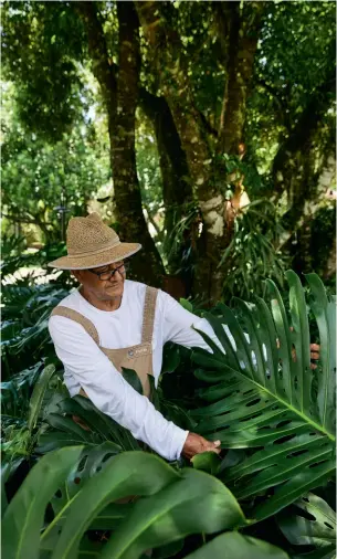  ??  ?? Arriba, Felicio Ribeiro da Silva en su puesto de trabajo.